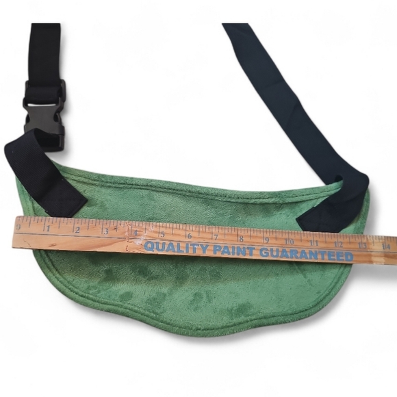 Peas in a Pod Molded Sling Bag Fanny Pack Green Plush Crossbody NWOT Adjustable - Picture 9 of 12